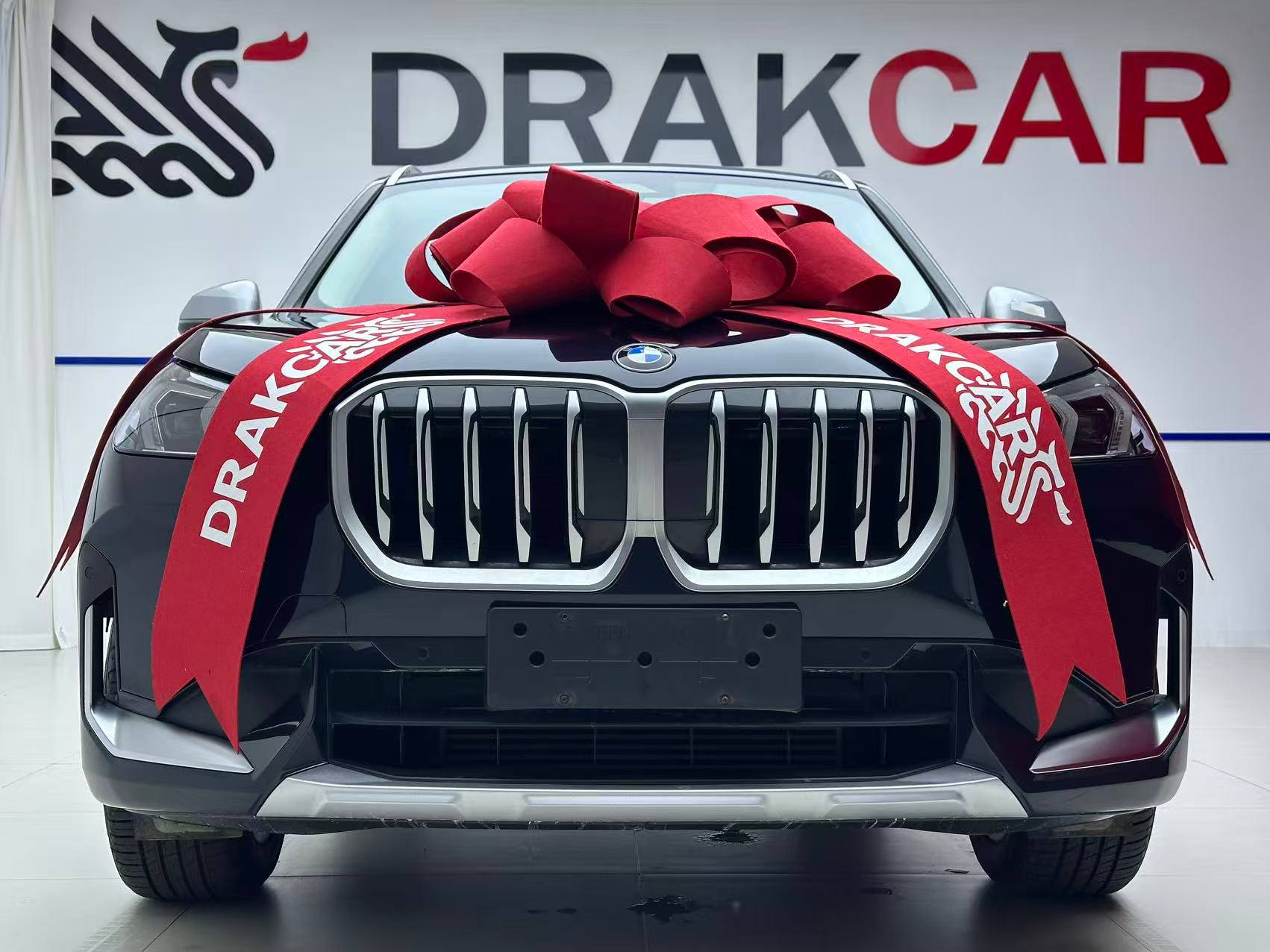 BMW X1, чёрный — с фирменным бантом DrakCar