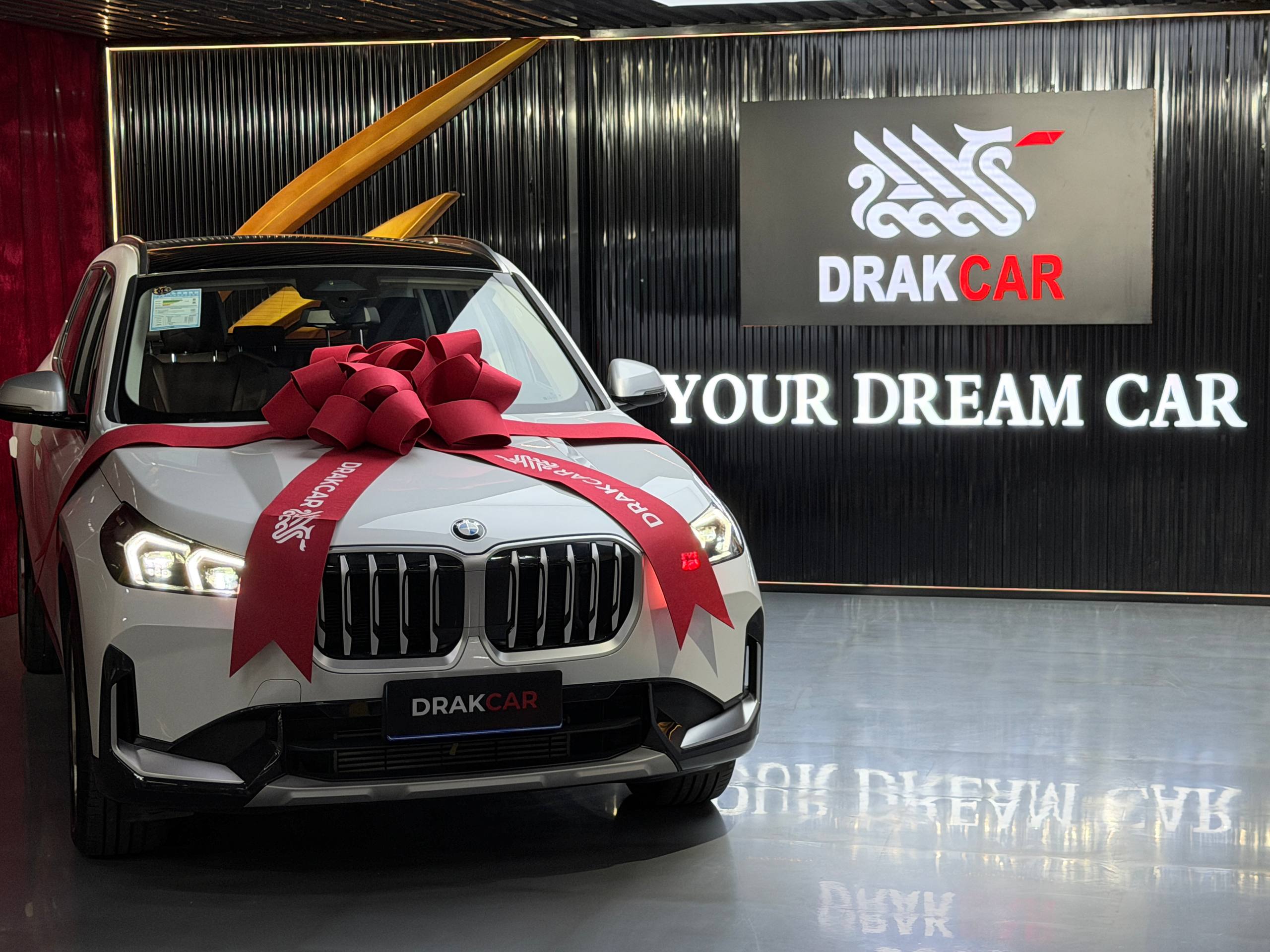 Белый BMW X1 с фирменным бантом DrakCar