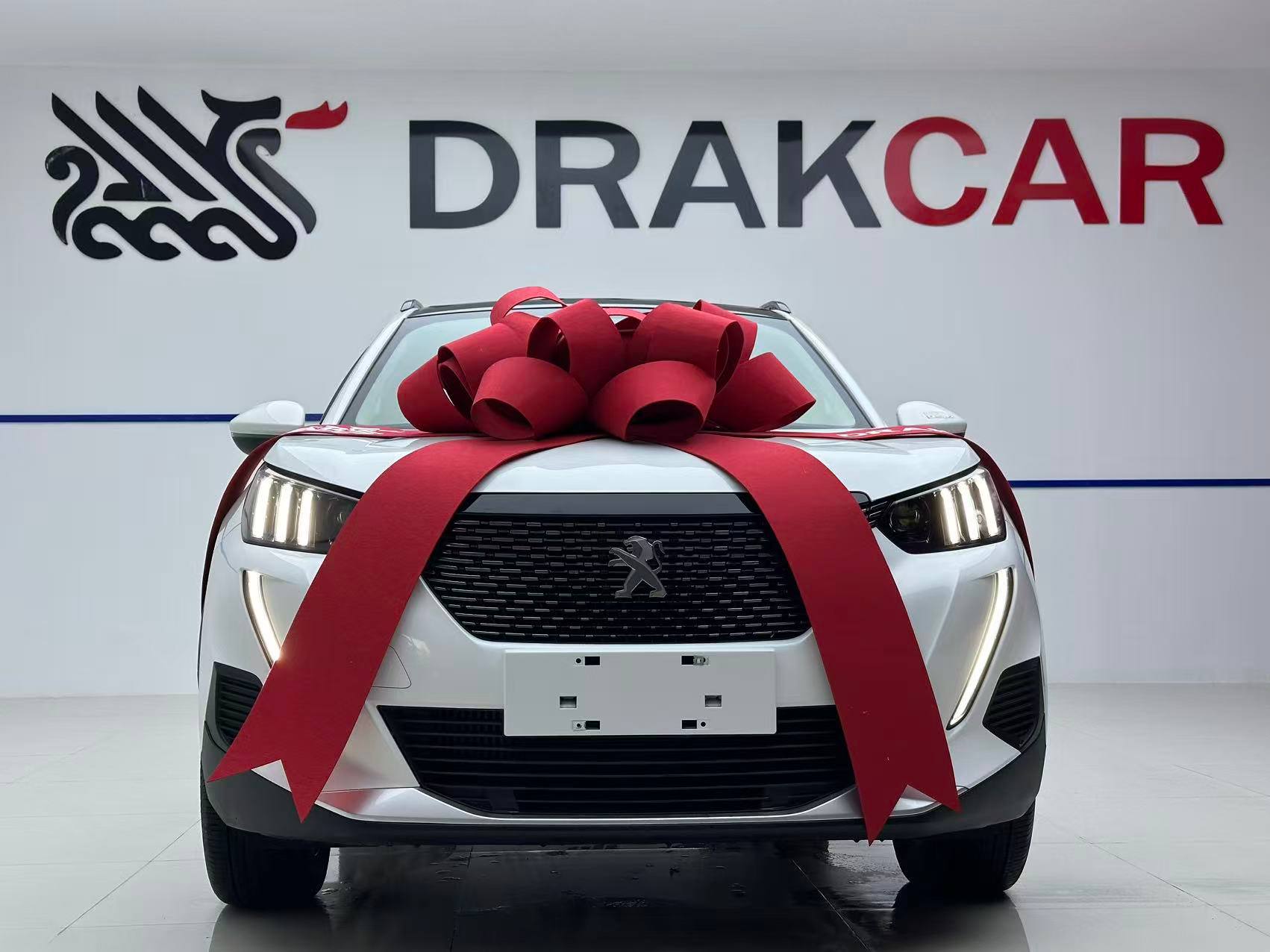 Peugeot 2008, белый — с фирменным бантом DrakCar