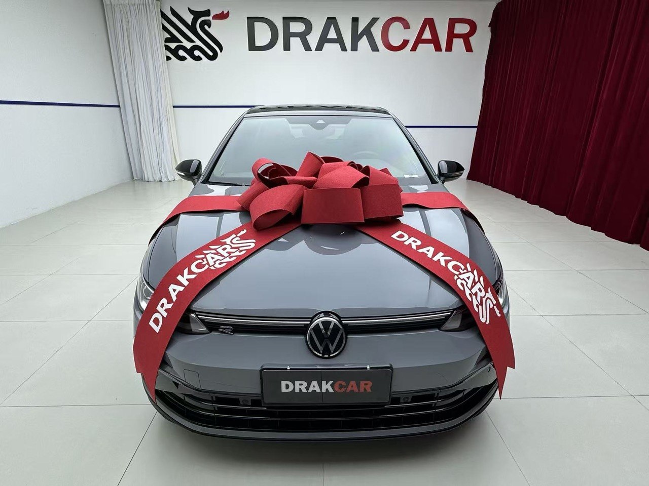 Автомобиль DrakCar с фирменным бантом в фотозоне
