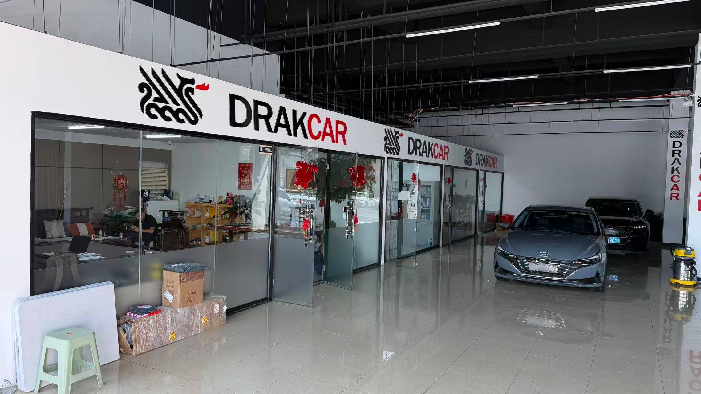 Интерьер автосалона DrakCar